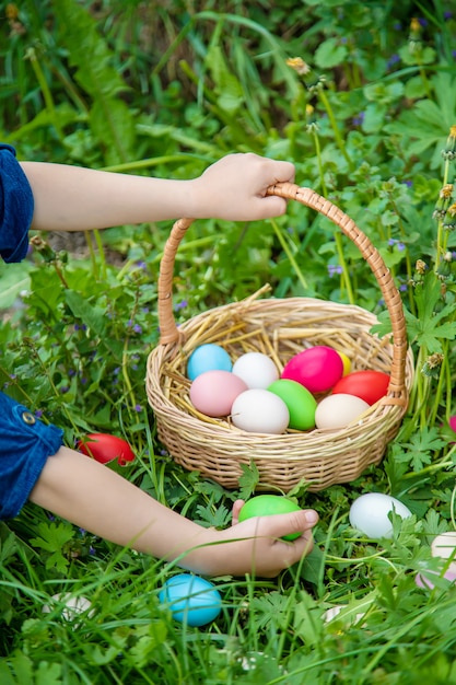 Krashenki zelfgemaakte eieren in de mand en de handen van een kind.