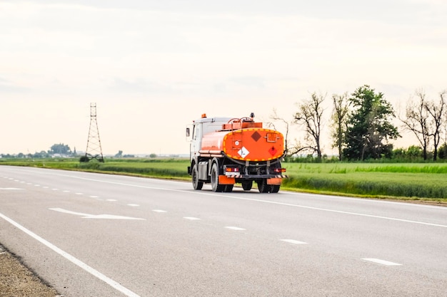 Krasnodar Rusland 1 juni 2017 Vervoer van brandbare vloeistoffen Goederenvoertuigen op de snelweg Goederenwagen Vrachtwagen