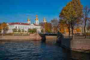 Photo krasnogvardeysky bridge over the griboyedov canal and st nicholas naval cathedral st petersburg