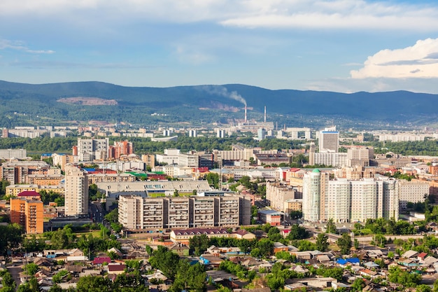 Vista panoramica aerea della città di krasnoyarsk dal punto di vista della montagna di karaulnaya a krasnoyarsk, russia