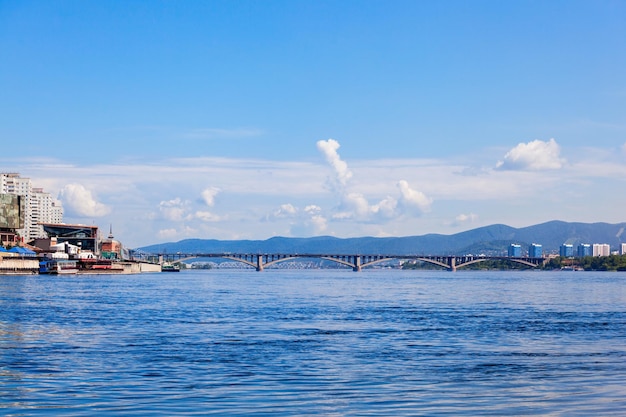 Photo krasnoyarsk city on yenisey river bank in siberia, russia