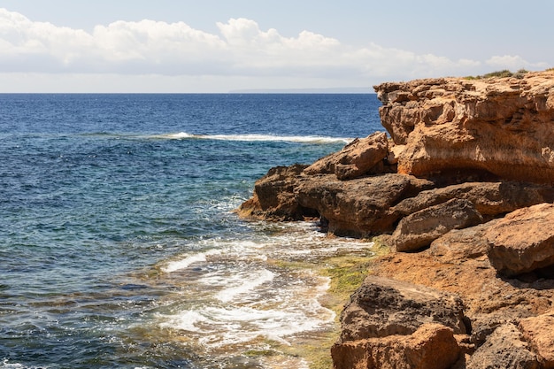 Krast Kaapskliffen die zich uitstrekken tot in de blauwe Middellandse Zee op Ibiza Balearen, Spanje