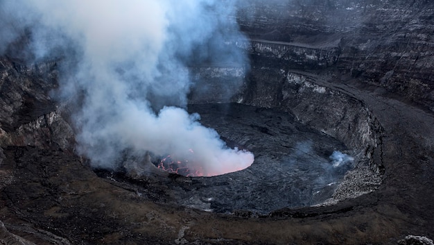 Krater van nyiragongo-vulkaan in uitbarsting