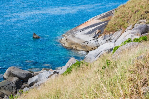 Spiaggia di krating e paesaggio collinare dal punto più alto, phuket, thailandia