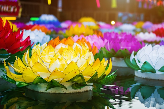 Foto kratong fatto di schiuma galleggia sull'acqua per il loy krathong festival