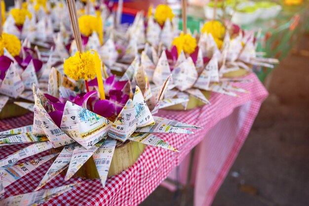 Foto kratong fatto di schiuma galleggia sull'acqua per il loy krathong festival