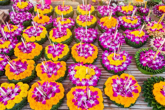 Kratong van drijvende mand door bananenblad voor Loy Kratong Festival