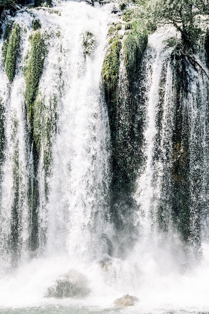 Foto kravice cascata sul fiume trebizat in bosnia ed erzegovina. miracolo della natura in bosnia ed erzegovina. le cascate di kravice, originariamente conosciute come le cascate di kravica.