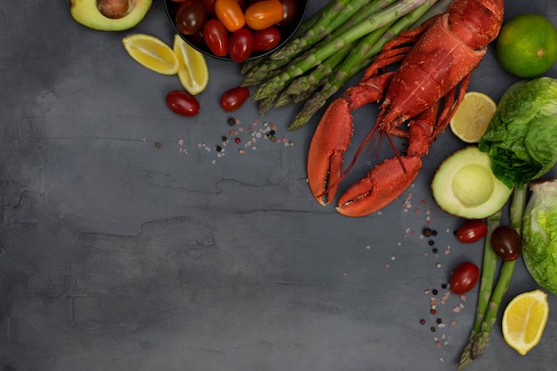 Kreeft met groenten en kruiden op grijze betonnen tafel Zeevruchten en groenten Gezonde voeding Luxe eten