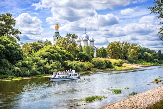 Фото Кремль и теплоход на реке в вологде в солнечный летний день