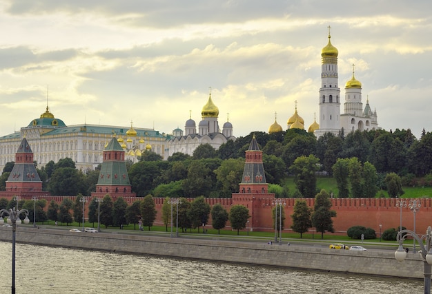夕方の中世ロシア建築のモスクワクレムリンのクレムリン堤防