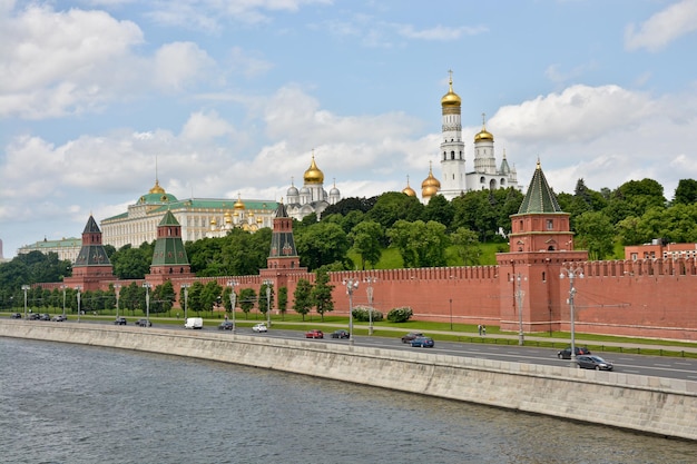 Кремлевская набережная в Москве