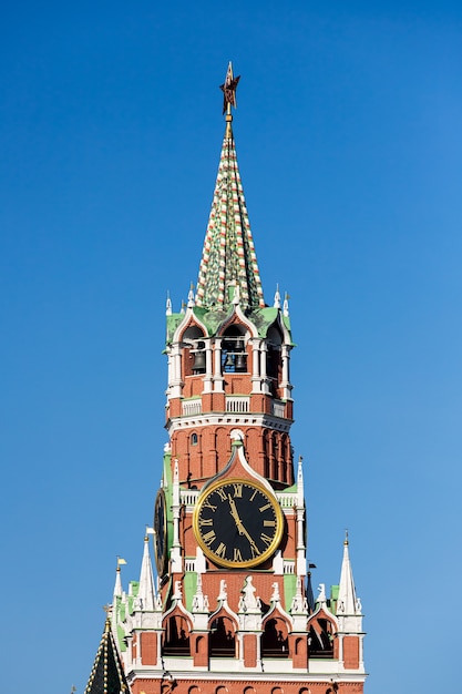 La torre spasskaya del cremlino in una mattina d'autunno sulla piazza rossa a mosca