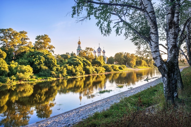 Kremlin-tempels en reflectie in de rivier in Vologda in het licht van een zomeravond