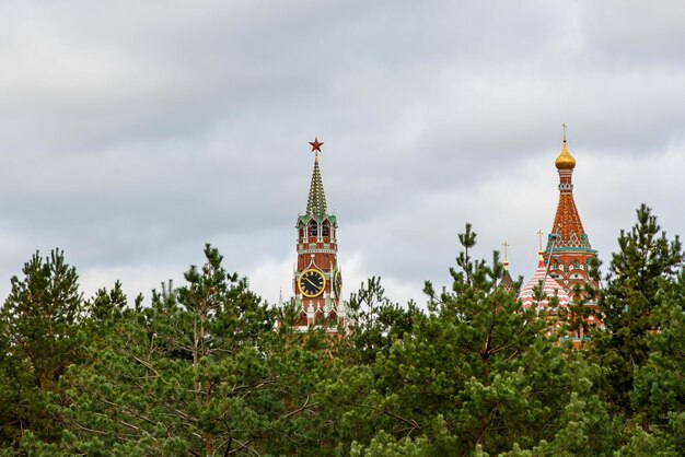 Фото Кремлевские башни и стены через лес россия москва