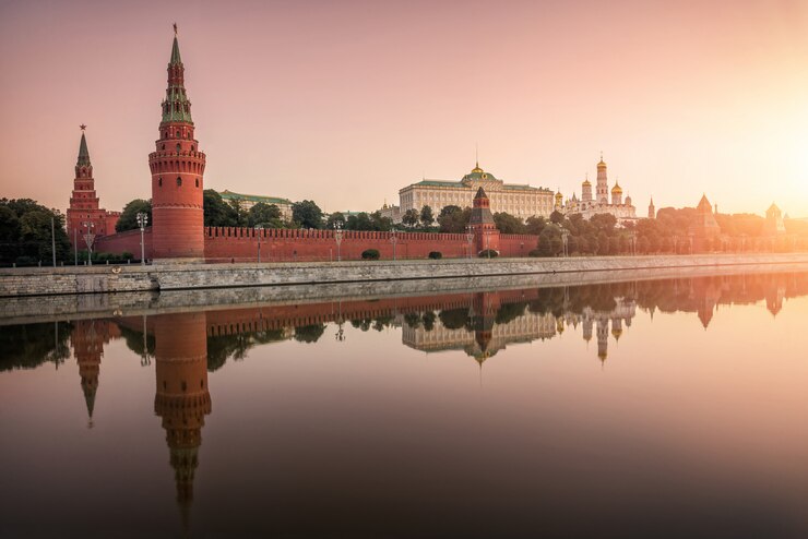 Kremlin van Moskou, de dijk van het Kremlin met een spiegelreflectie in het water van de rivier de Moskou