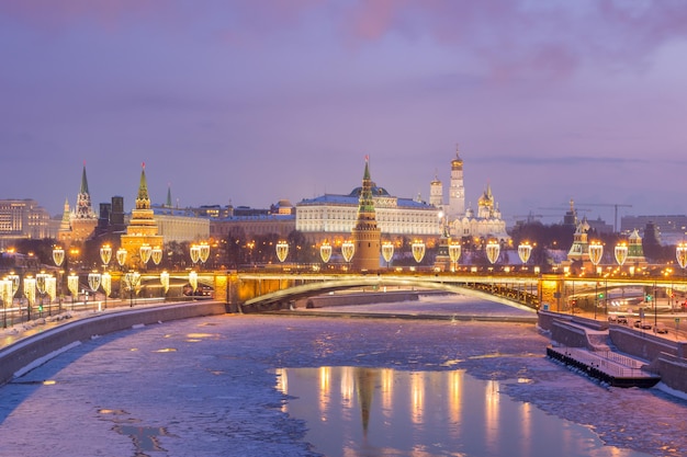 Kremlin van moskou en bevroren moskou-rivier bij zonsopgang in de winter. roze hemel met wolken. rusland.