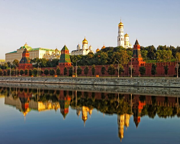 Kremlin van Moskou en drie torens weerspiegeld uitzicht in de rivier