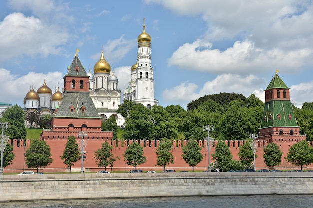 Kremlin van Moskou en oever van de rivier de Moskou