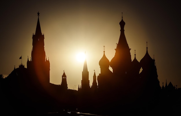 Kremlin van Moskou en St. Basil's Cathedral bij zonsondergang Rusland