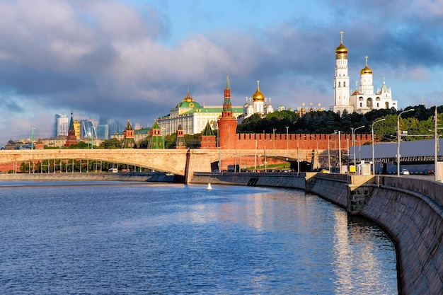 朝、ロシアのモスクワのモスクワ川に架かるボリショイモスクボレツキー橋にある壮大な宮殿と教会のあるクレムリン。