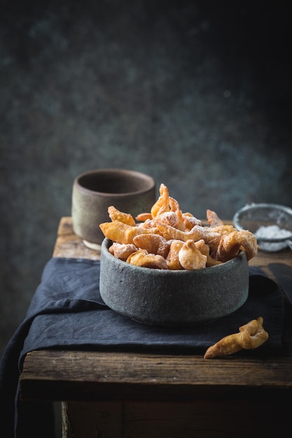 Kreupelhout - Russische traditionele koekjes met poedersuiker. Bord met hvoros op houten tafel