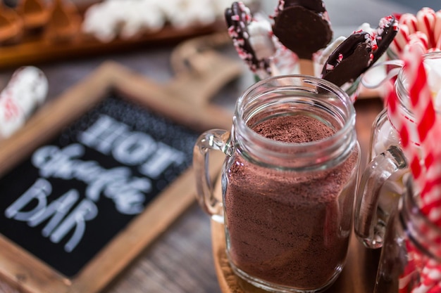 Krijtbord met bord voor warme chocoladereep met verschillende toppings.