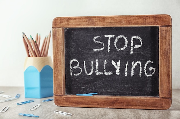 Krijtbord met tekst Stop pesten op tafel