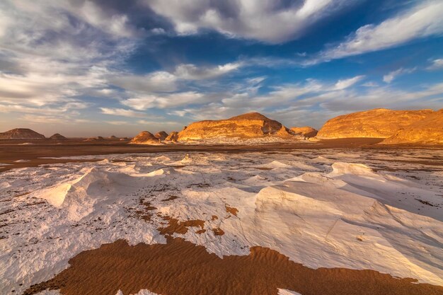 Krijtrotsen in de Witte Woestijn bij zonsondergang Egypte Baharia