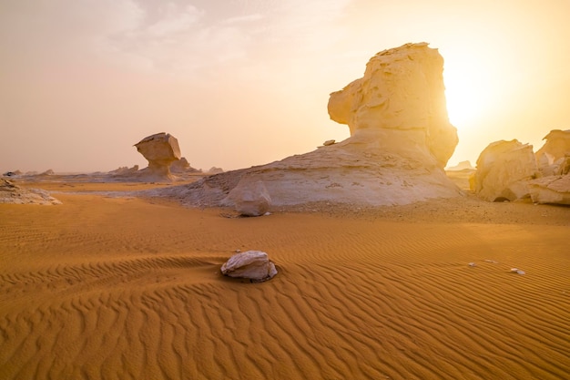 Krijtrotsen in de Witte Woestijn bij zonsondergang Egypte Baharia