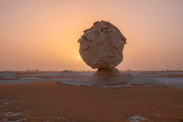 Krijtrotsen in de Witte Woestijn bij zonsondergang Egypte Baharia