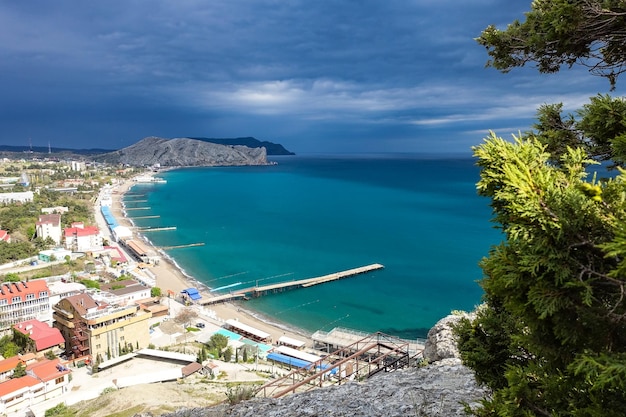 Krim mei 2021 Een rij stranden in de stad Sudak Uitzicht vanaf het Genuese fort aan de Sudak-baai Sudak