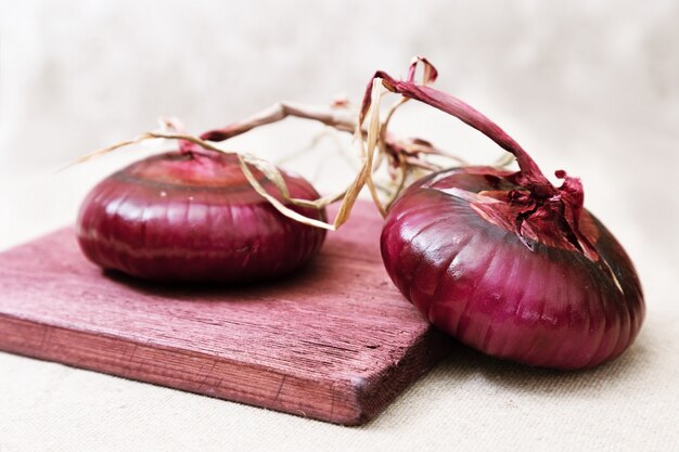 Krim zoete ui op oude houten raad