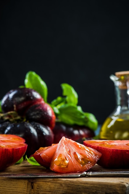 Krimtomaten helften voor frisse salade