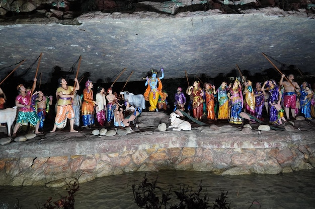 Krishna sollevò la montagna sulla sua statua della scena del dito