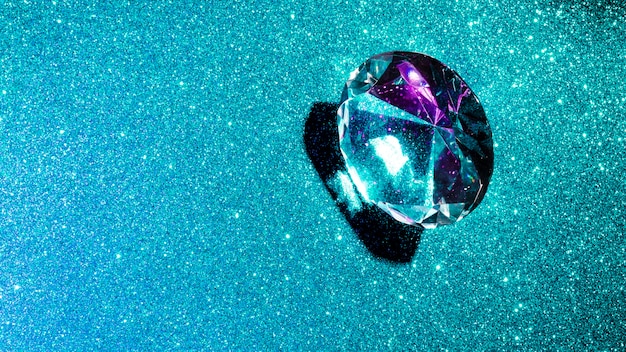 Foto kristal diamant op glanzende turquoise glitter achtergrond