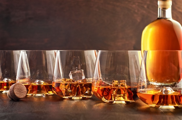 Kristalglas met whisky op een houten lijst