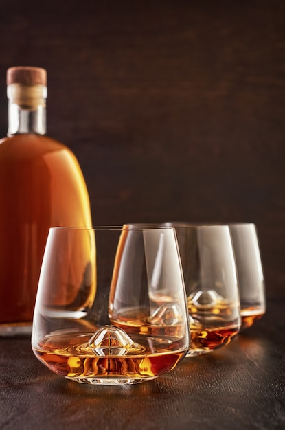 Kristalglas met whisky op een houten tafel