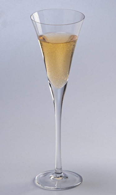 Foto kristalglas voor mousserende wijnen champagnes en lambruscos gekoeld geserveerd