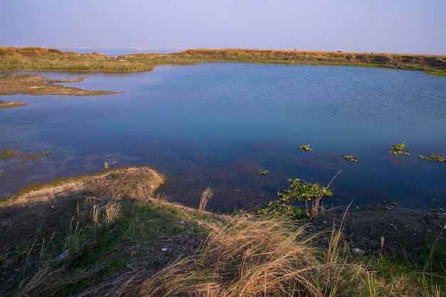 Kristalhelder blauw water meer landschap uitzicht in de buurt van Padma rivier in Bangladesh