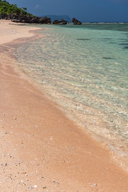 Kristalhelder zeewater met glinsterend oppervlak helder zand zonnige dag op een wild strand