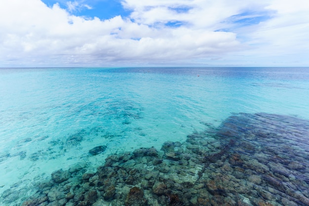 Kristalheldere turquoise zee op een mooie dag op het tropische eiland Malediven
