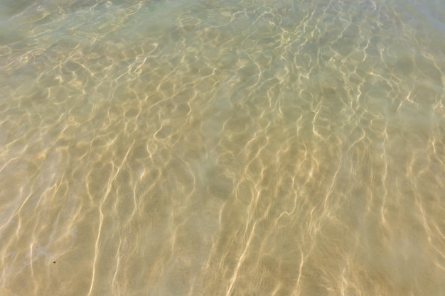 Kristalheldere zee op het strand