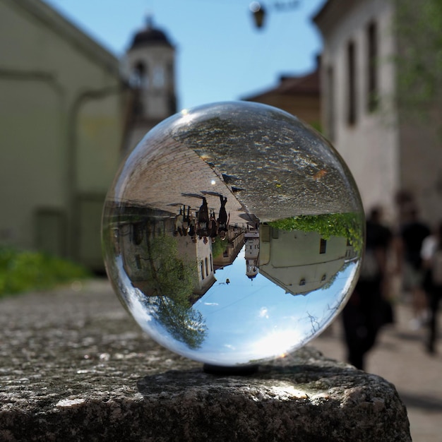 Kristallen bol (sferische lens) en uitzicht op de klokkentoren. vyborg, regio leningrad, rusland.
