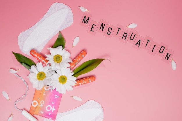 Kritieke dagen. Vrouw hygiënische bescherming, menstruatie, katoenen tampons, maandverband