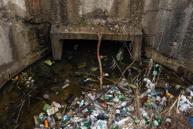 Krivoy Rog Oekraïne april 2021 Bovenaanzicht Verontreiniging door plastic flessen huisvuilgoten