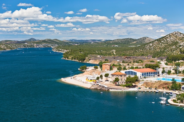 Vista del fiume krka dalla città di sibenik, croazia. inquadratura orizzontale