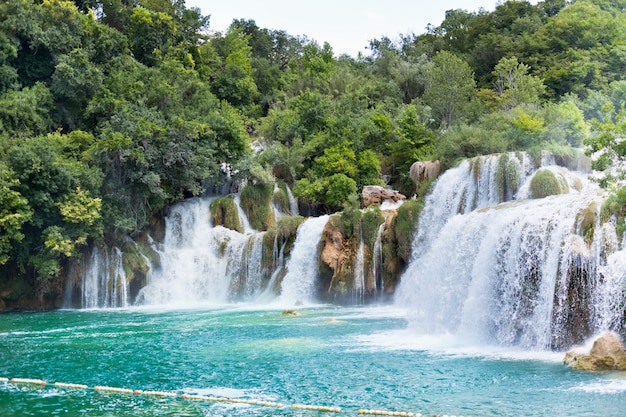 Krka-watervallen in het nationale park in Dalmatië, Kroatië