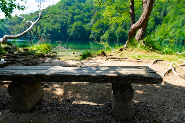 Foto kroatië. bankje bij het meer met turkoois water in het nationaal park plitvicemeren