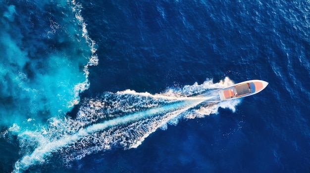 Kroatië jachten op het zeeoppervlak Luchtfoto van luxe drijvende boot op blauwe Adriatische zee op zonnige dag Reisbeeld